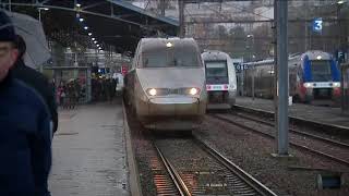 TGV bloqué en gare d'Angoulême par des manifestants contre les changements d'horaires screenshot 5