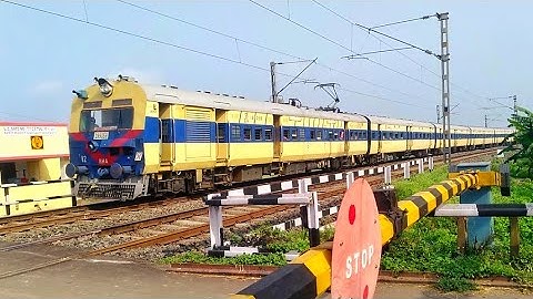Extremely Dangerous Sealdah-Jangipur MEMU Express: Furious Moving through out Railgate