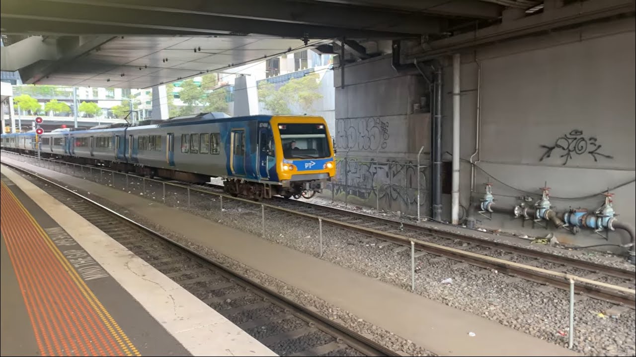 Metro X'Trapolis Passes Through Southern Cross Station - Low Note Horn Show