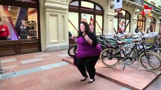 170-килограммовая Уитни Тор Танцует на Красной Площади