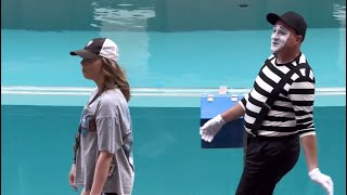 Enjoy A Hilarious Performance By Rob The Mime | Seaworld Orlando