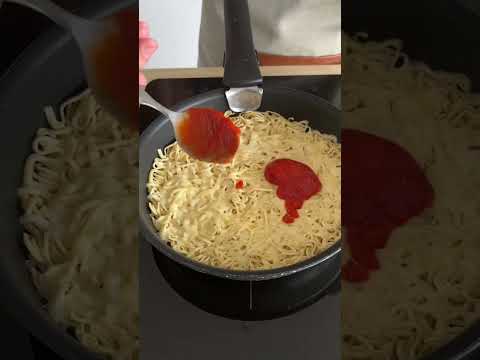 🍕 Pizza noodles 🍕 Es sencilla de hacer, la base queda crujiente y#pizza #noodles #queso #receta