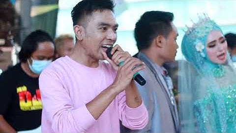 GERRY MAHESA SENYUM MEMBAWA LUKA