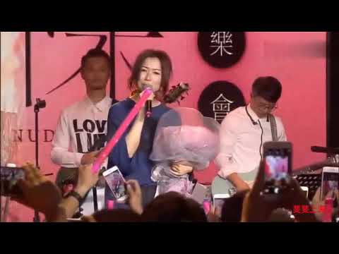 郑秀文sammi新歌发布会翻唱老薛的演员，即兴忘词lalala，场面一度尴尬