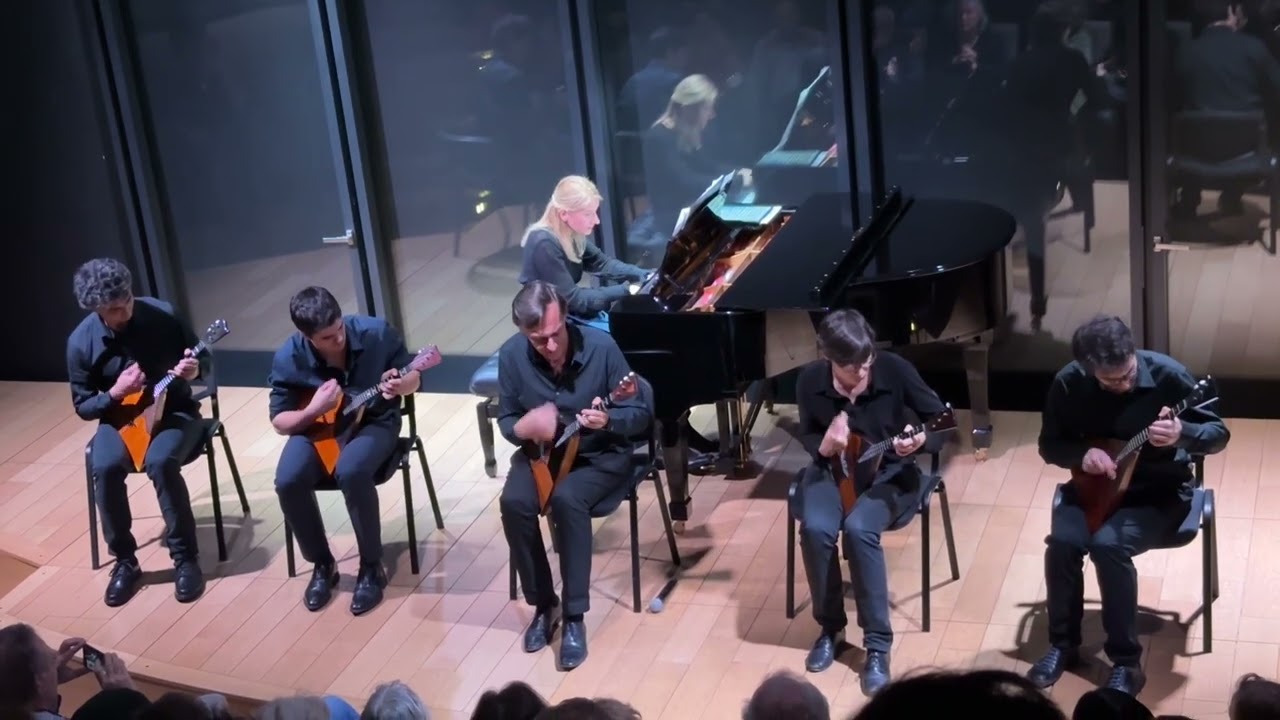 Balalaika performance in Paris (1)