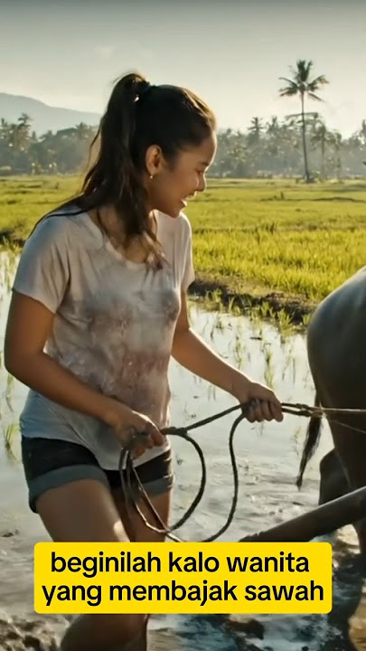 Wanita cantik sedang membajak sawah dengan riang, pemandangan tropis Indonesia #shorts #fyp#lucu