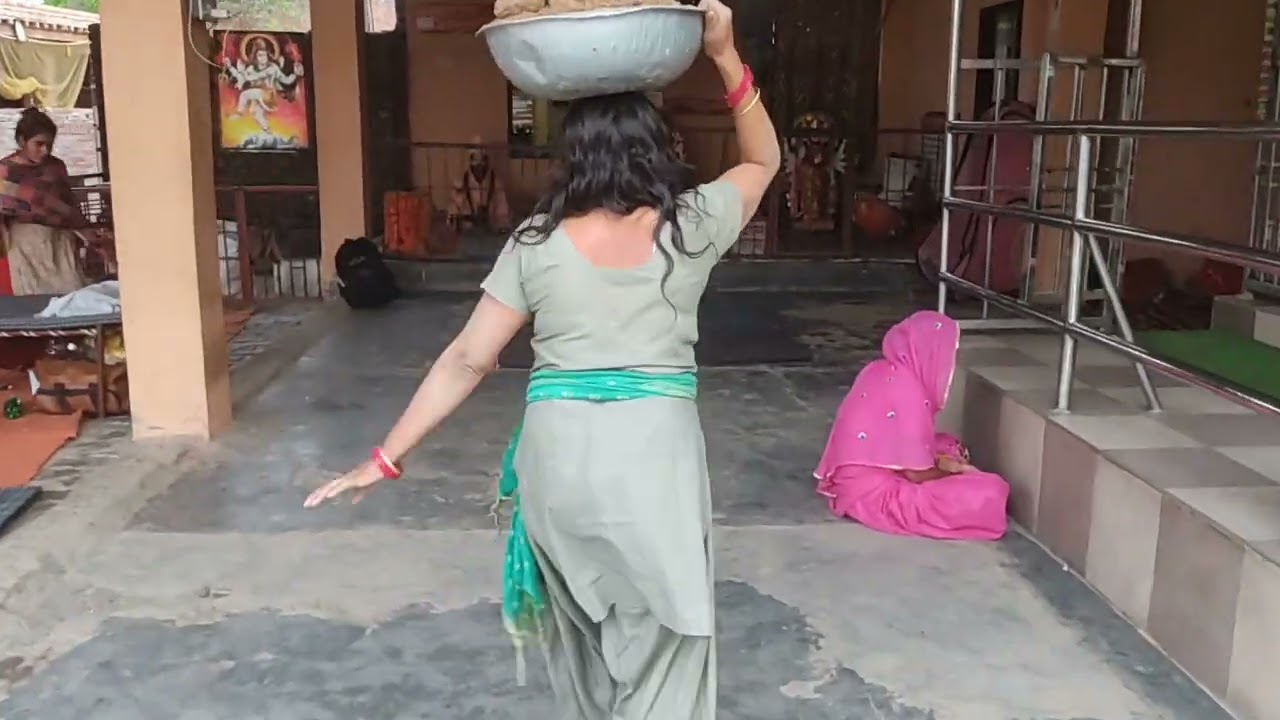 बाबा श्री त्रिलोक भारती जी महाराज बराड़ा धाम पर एक संकट से मिट्टी डलबाते हुए धूने पर