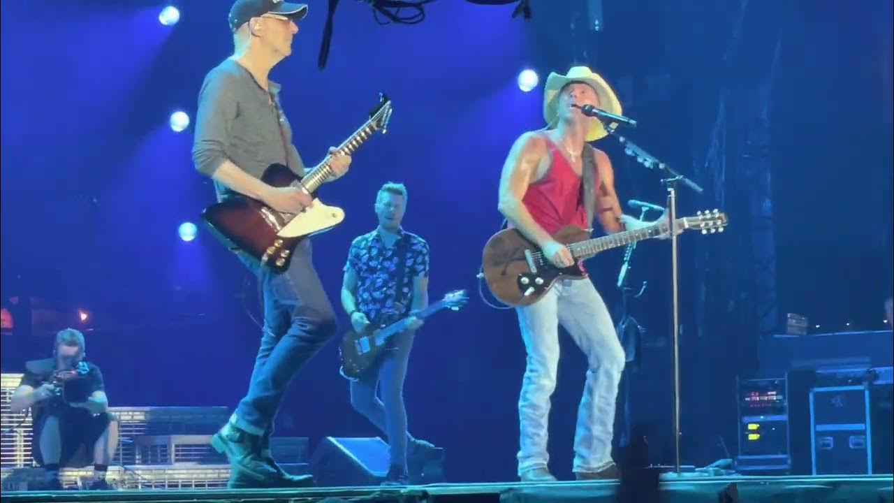 Kenny Chesney Anything But Mine live in Minneapolis (Here and Now