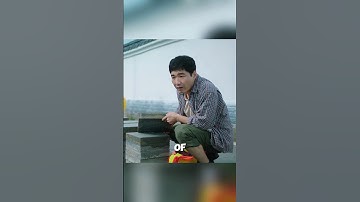 Een man pakt een tegel op en ziet een grote kans.