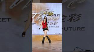 跨年演出的搞笑小插曲一条 祝大家新年快乐呀