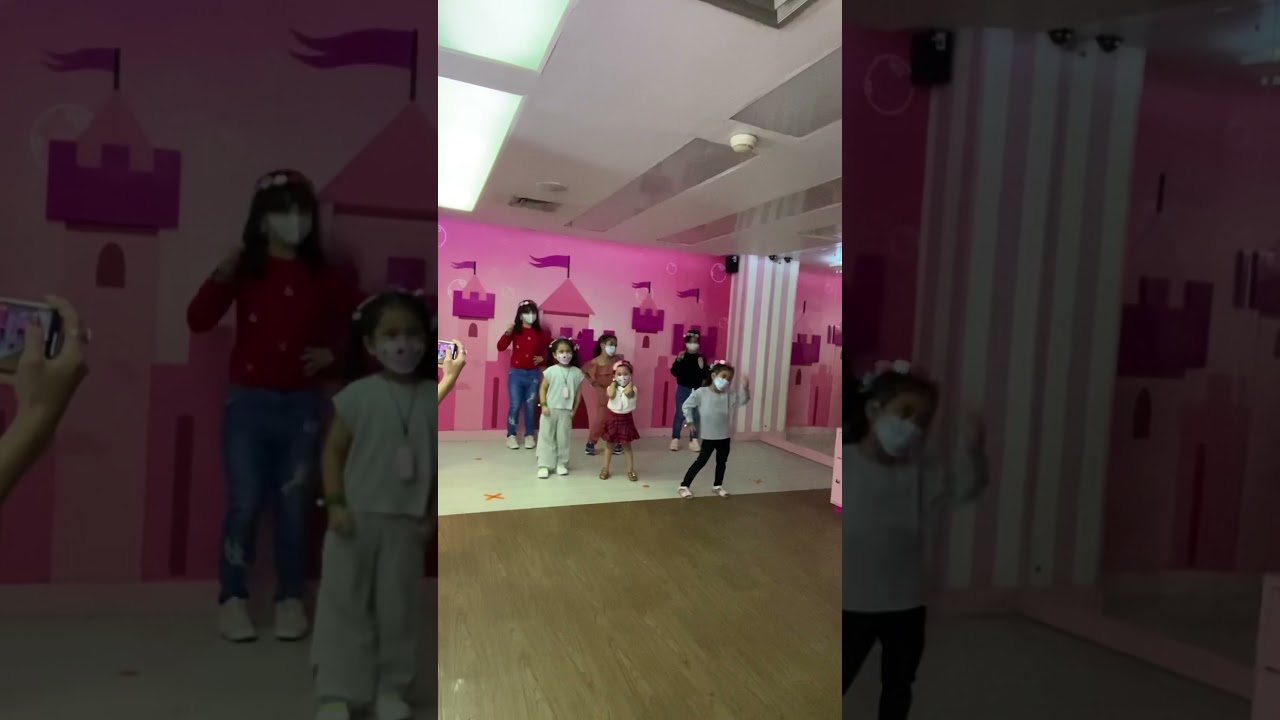 Qiana & zee waktu main di KIDZANIA seruuu banget ada studio untuk DANCING