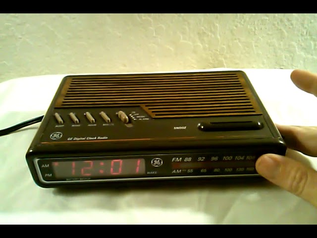 Testing a Vintage General Electric GE Clock Radio Model 7-4612A - YouTube