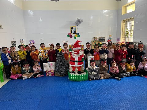 Bé vui nhận quà của ông già Noel - lớp 4B2