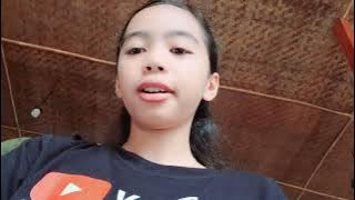 Tasya memvideo suasana dikafe