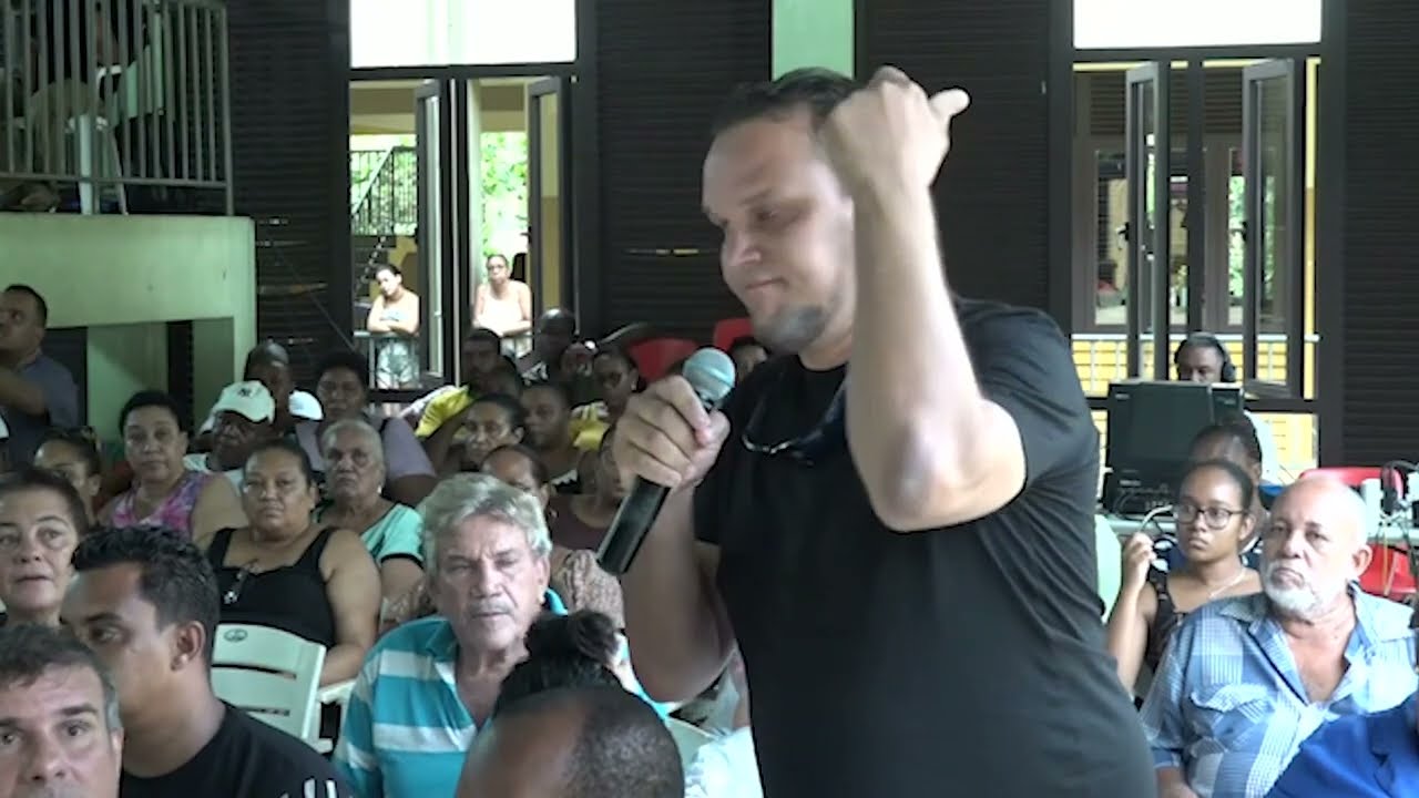 Dr  Patrick Herminie i donn repons lo dernyen meeting avek zabitan Petit Paris   5months