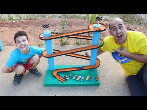 LUCAS E PAPAI BRINCAM COM CARRINHOS HOT WHEELS E COM A SUPER PISTA FEITA DE PAPELÃO