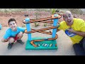 LUCAS E PAPAI BRINCAM COM CARRINHOS HOT WHEELS E COM A SUPER PISTA FEITA DE PAPELÃO