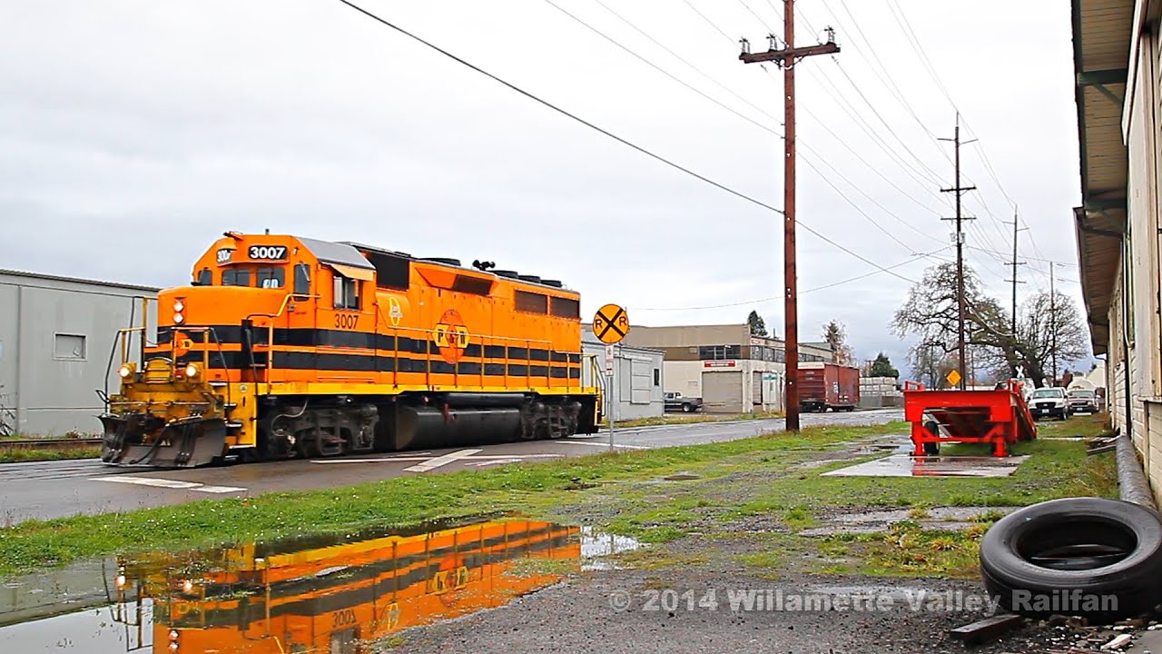 Light power Portland & Western 3007 moving throught Salem, Oregon
