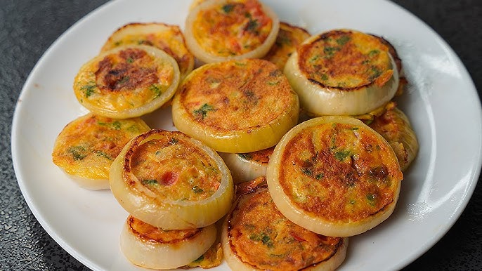 Qizlar mokasinlarda oyoqlari bilan dikni oyoq osti qilishadi