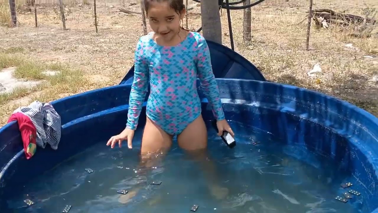DESAFIO  NA PISCINA, TENTE JUNTAR TODAS AS PEÇAS DE DOMINÓ QUE ESTÁ DENTRO DA ÁGUA.