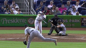 PIT@MIA: Yelich extends lead with an RBI double