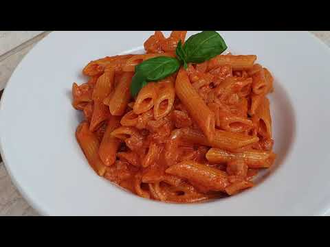 Видео рецепт Паста с курицей в томатно-сливочном соусе