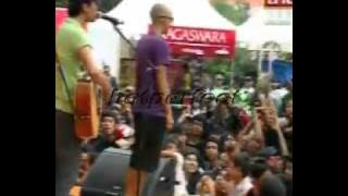 YouTube - Endank Soekamti - Long Live My Family - Live Version.flv