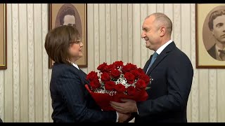 Румен Радев с мандат и червени рози за РД на Корнелия Нинова