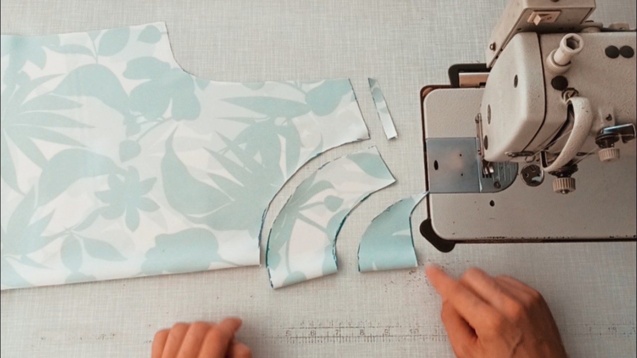 🟢 Добавьте кусочек ткани, чтобы сделать блузку и горловину более красивыми.