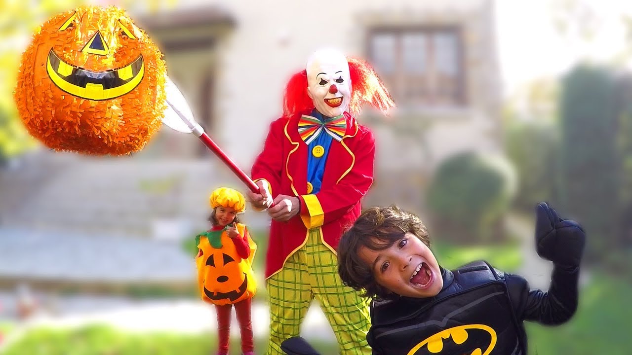 VLOG PIÑATA de notre CHASSE AUX BONBONS d HALLOWEEN watch v=AqADG41larQ