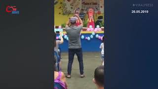 Bapa Gelek Bawah Pentas Iringi Anak Perempuan Menari