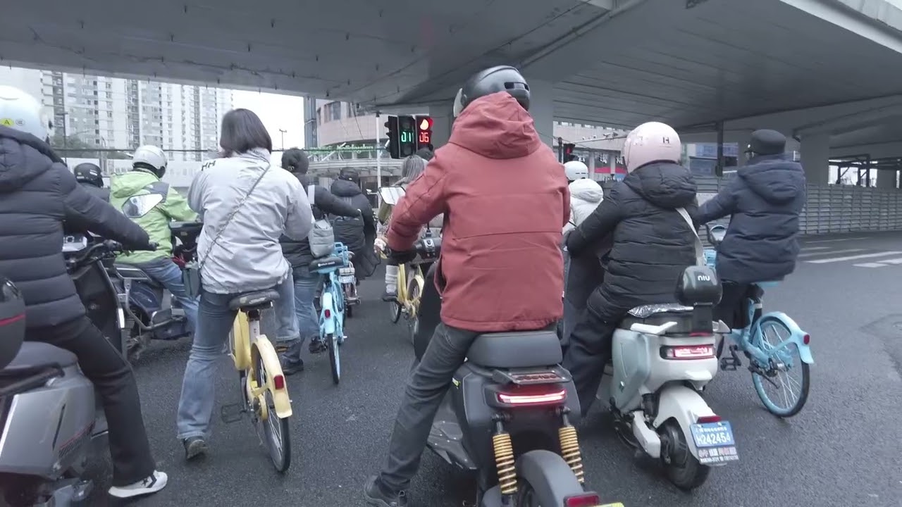 2026.02.10 上海通勤日誌：雨後的四川北路，以及那些生活裡的碎碎念 🚲🌧️Shanghai Vlog: Rain and the Scent of Scallion Pancakes 🚲🌧️