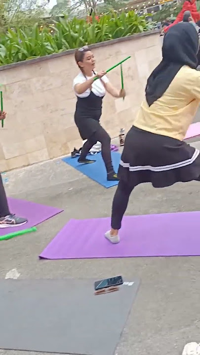 puluhan ibu ibu menurunkan berat badan dengan drum stik#senam pound fit