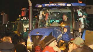 "We'll have another thousand tractors here tomorrow morning" - Farmers protest overnight at Leins...