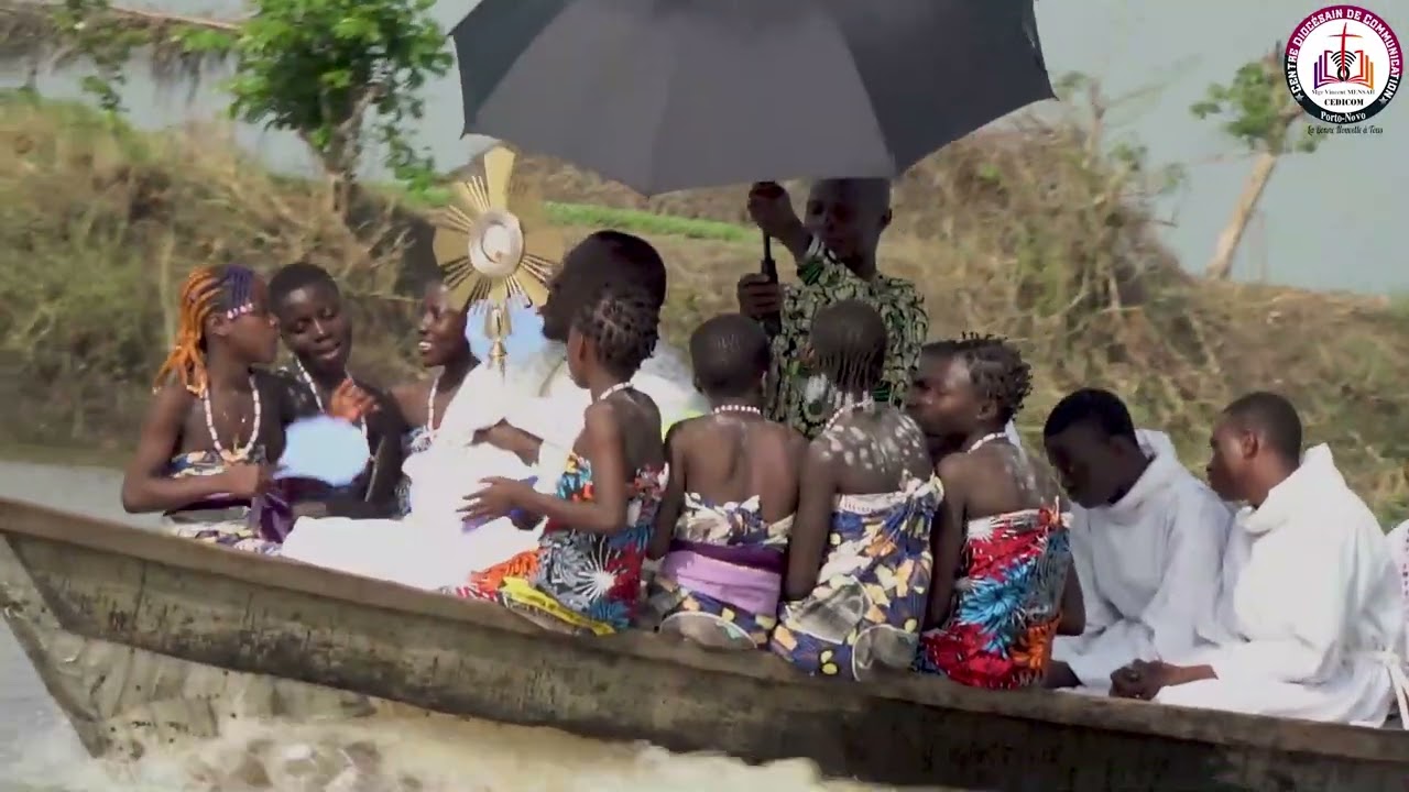 Christ-Roi 2024 : Procession du Saint sacrement dans la cité lacustre de Kessounou.