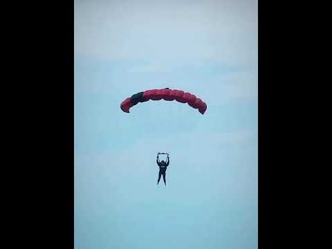 اجمل هبوط مظلي تشاهدونه ذكاء وخبرة