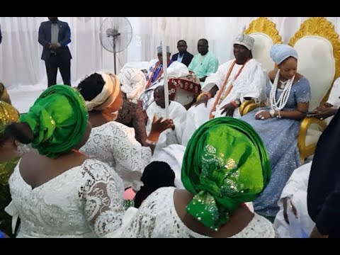 See How Church Member Kneel Down To Sing For Ooni Of Ife and his new Olori, Prophetess Naomi See How Church Member Kneel Down To Sing For Ooni Of Ife and his new Olori, Prophetess Naomi
