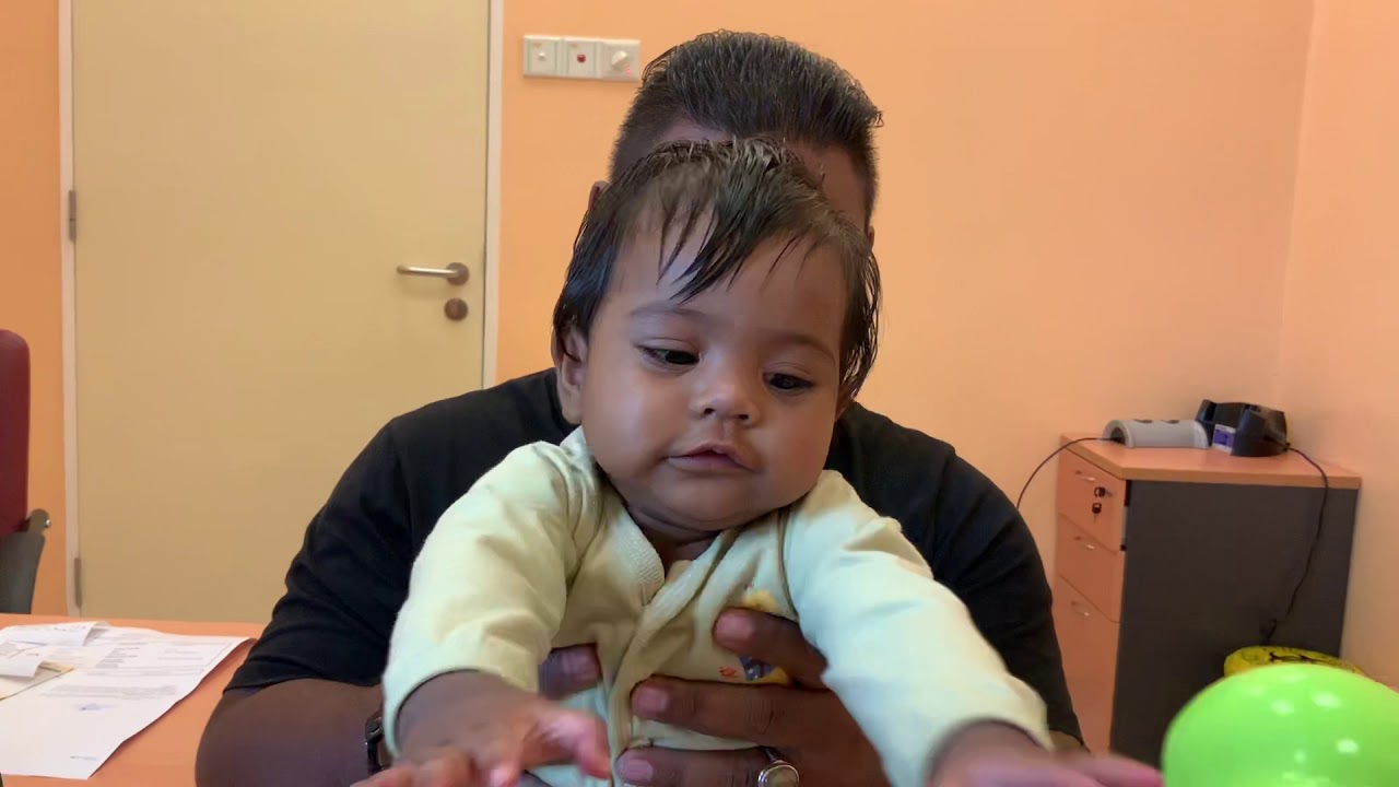 Infant vision with toys - YouTube