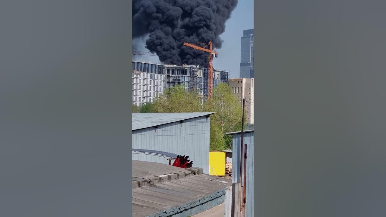 Горит стройка. Пожар в москве. стройка. пожарные на пожаре. москва горит.