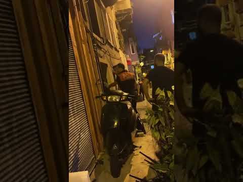 beyoğlunda kimlik sorgulaması yapan polis kimliği belirsiz şahısa tokat atıyor.