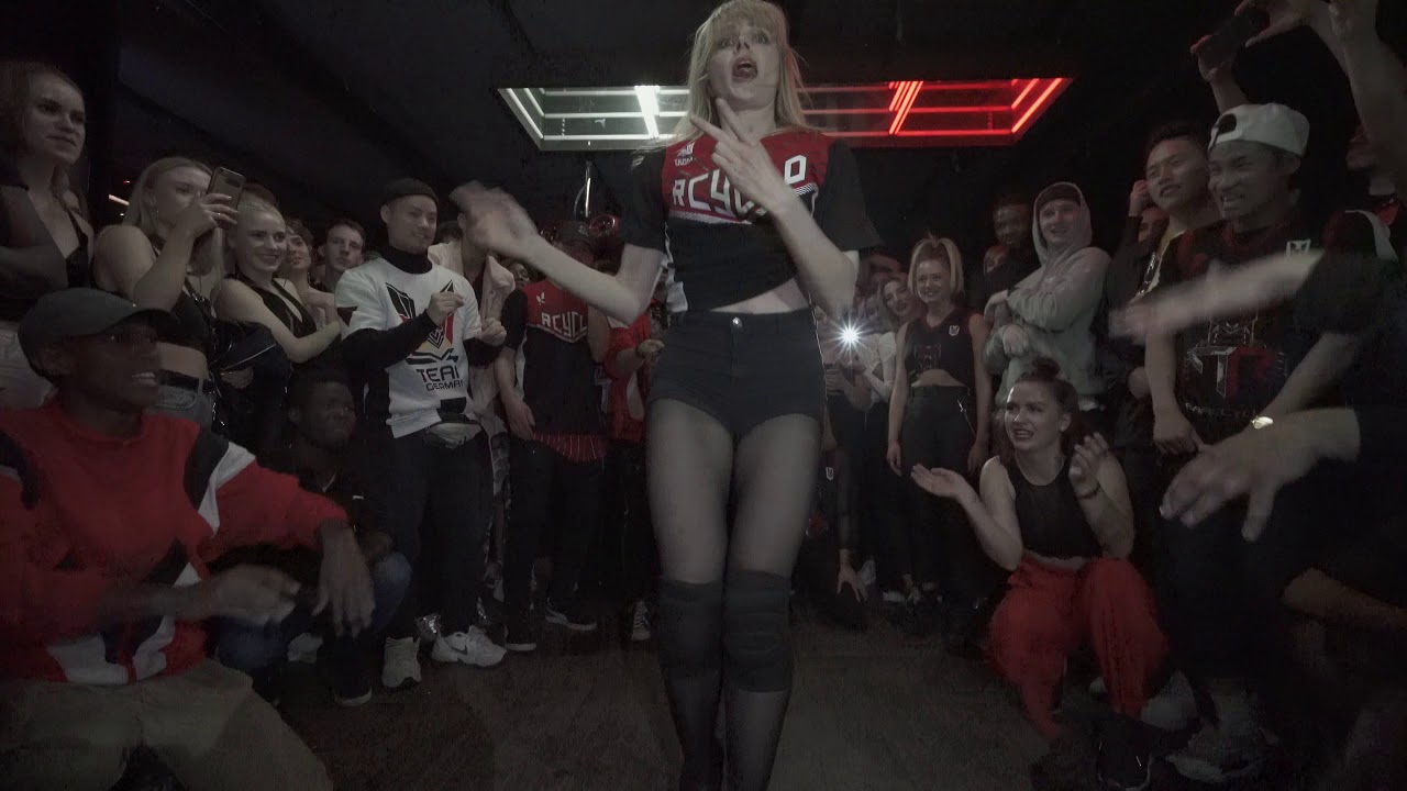 Voguing Freestyle Mother Angélique Prodigy going off