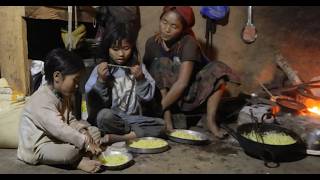 Eating instant noodles cooked in the villagellRuralvillagelife
