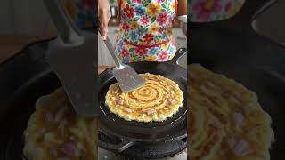 महिला ने सिखाया परफेक्ट आमलेट बनाने का आसान तरीका 🍳👩🍳EasyRecipe #HomeCooking #IndianFood