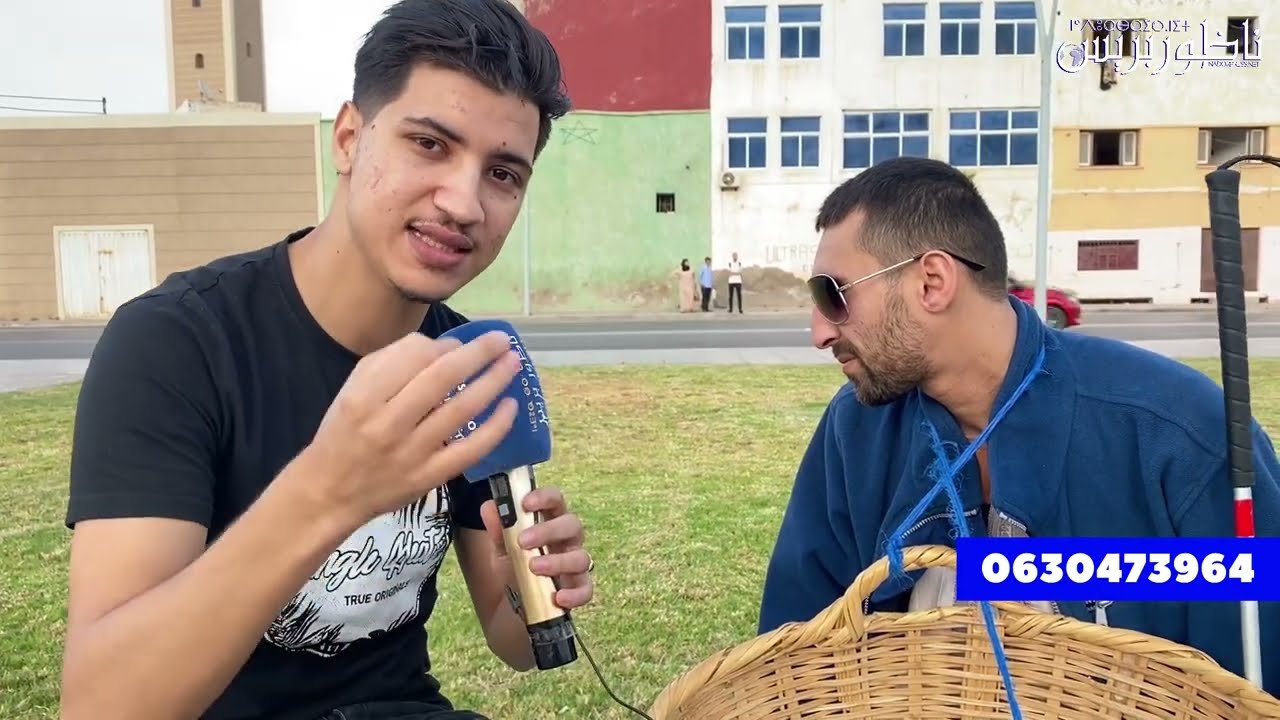 لن تصدقوا المشهد.. أعمى يجوب شوارع الناظور بحثا عن لقمة عيش حلال