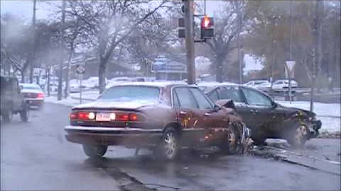 Car Crash Video, Dort Hwy & Robert T, flint, MI, U...