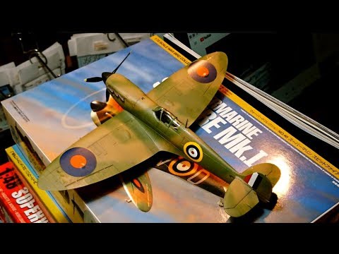 英戦闘機スピットファイア 実物破片付きディスプレイ シルバースピットファイア世界一周飛行へ出発 日本には9月到着