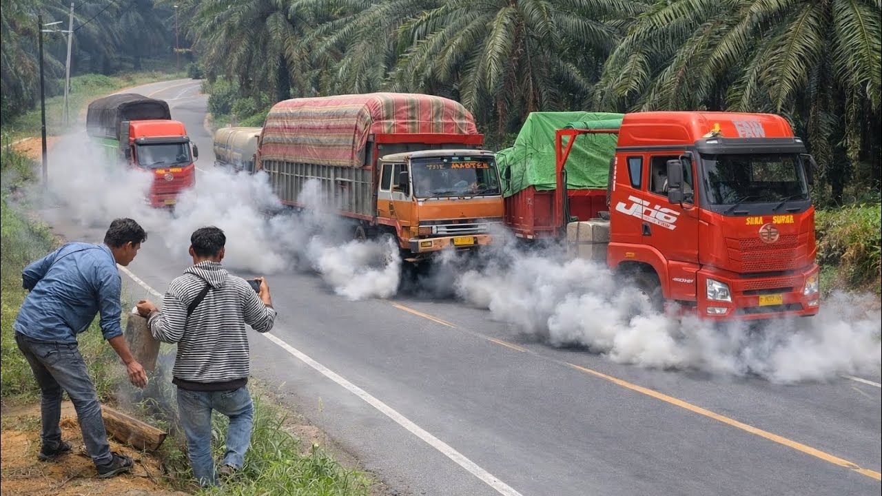 Truck Siba Surya Dan Truck Fuso Habis Napas Di Tanjakan Bukit kodok