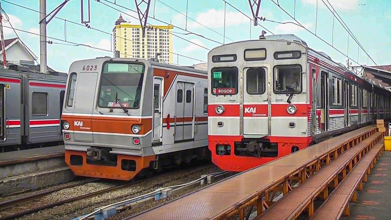 KUMPULAN KERETA API KRL COMMUTER DI STASIUN JAKARTA KOTA: Argo ...