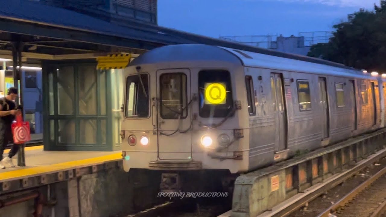 R46 Q Train At Kings Highway - YouTube
