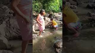 Naglalaba Si Ate Sa Ilog